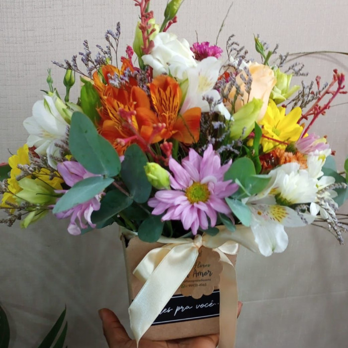 1770841931086 Arranjo de flores na caixa pequeno - Imagem 1