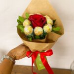Buquê com 1 Rosa Vermelha e Chocolates Ferrero Rocher
